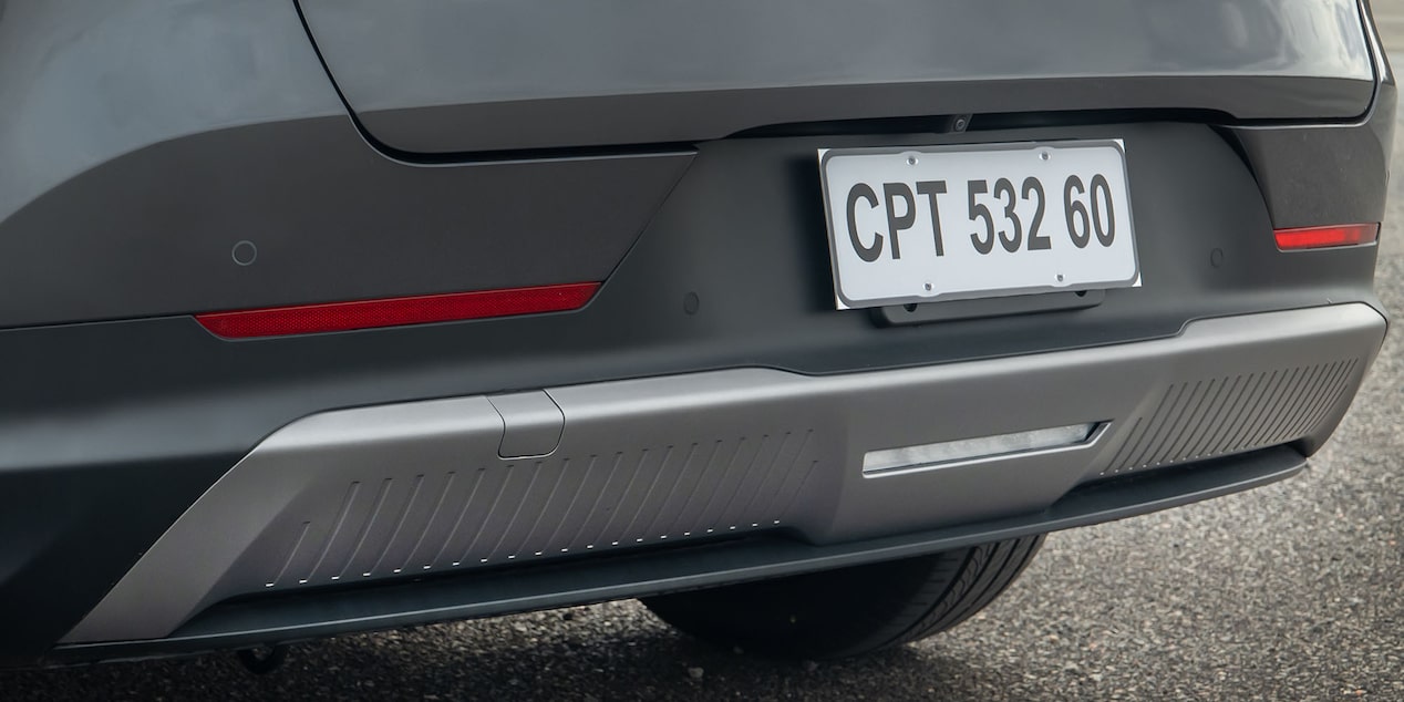 Vista cercana del paragolpe trasero de la Chevrolet Captiva EV destacando los faros LED.