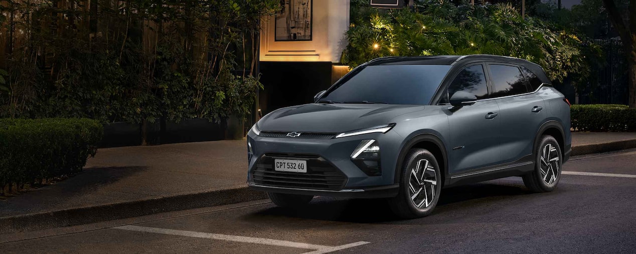 Chevrolet Captiva EV estacionada en una zona urbana.