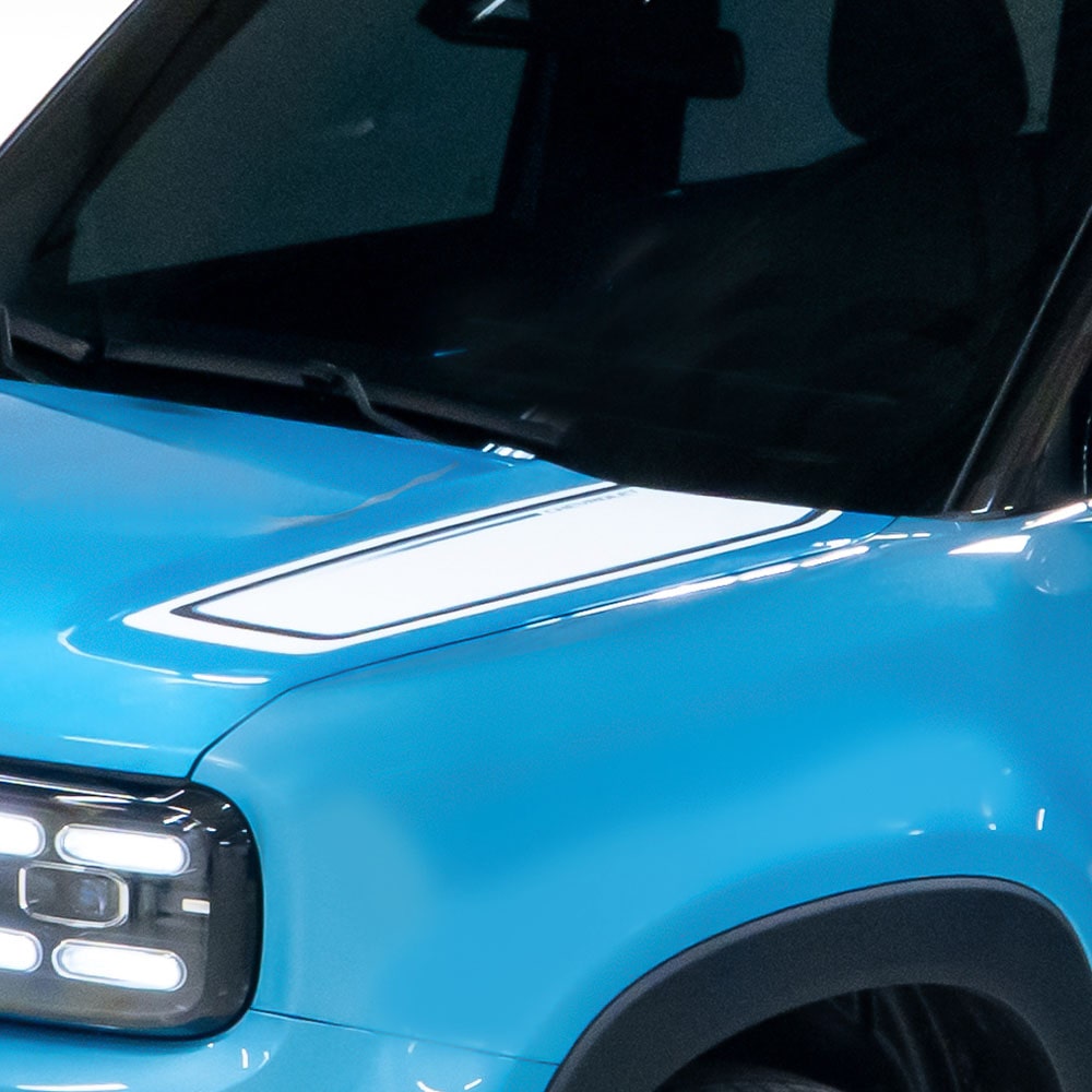 Vista en detalle del aplique del capó de la Spark EUV.